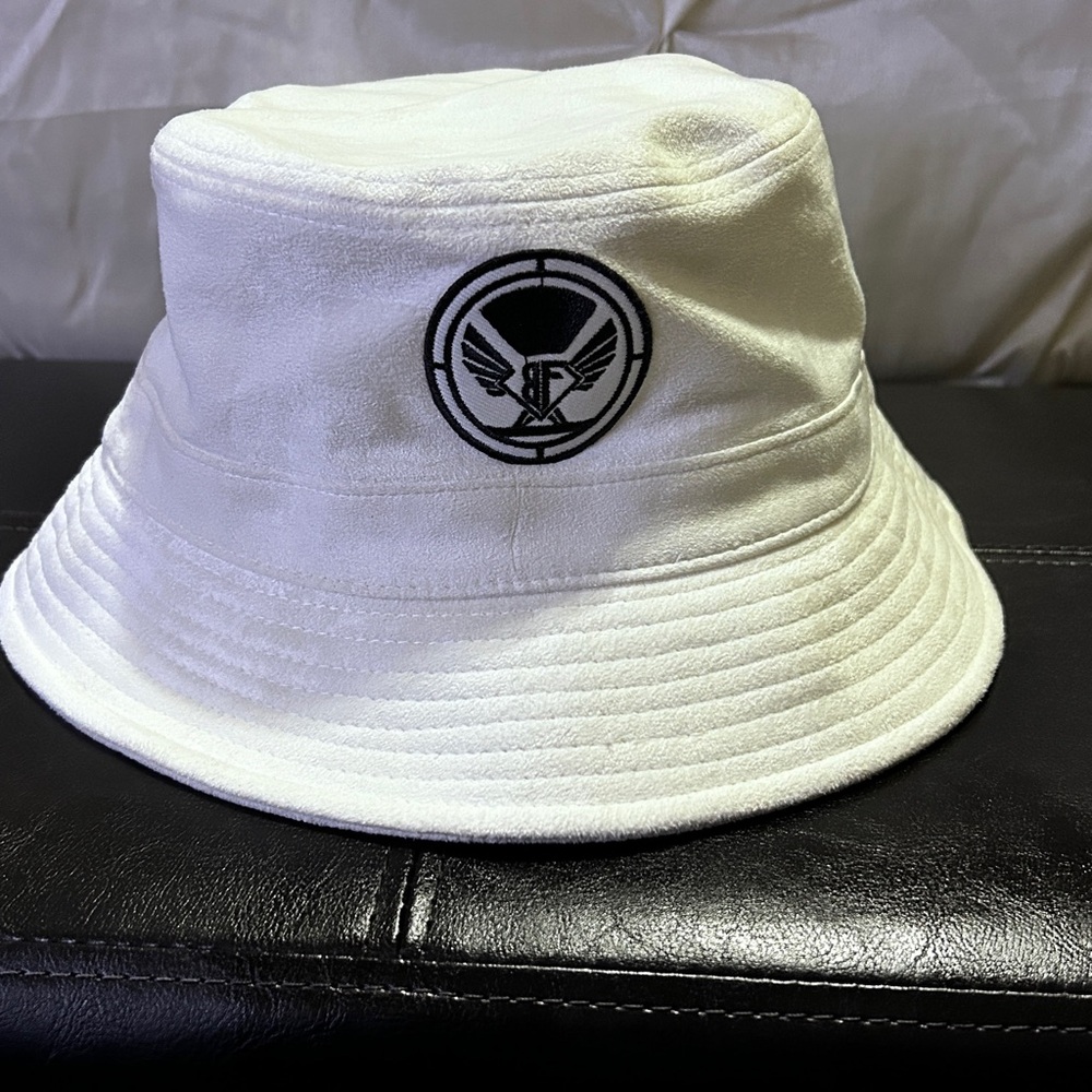 🔥ALL WHITE ‘BENTLY FORTUNE’ BUCKET HAT
